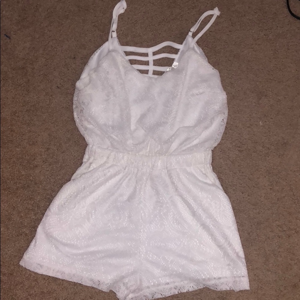 MUST GO 🗣: White, Lace Romper